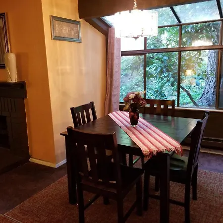 Lovely One Bedroom Condo With Indoor Fireplace.